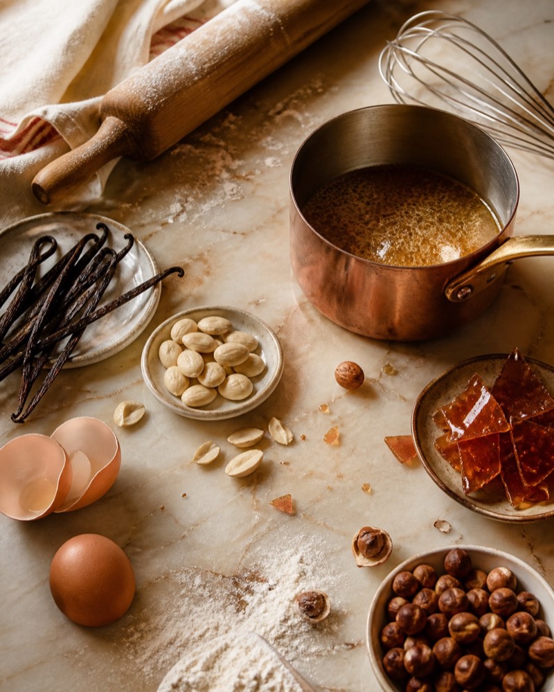 Vanille, caramel, fruits secs et ustensiles traditionnels de pâtisserie
