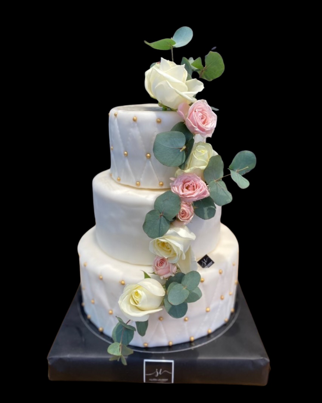 Wedding cake blanc décoré de roses et d’eucalyptus