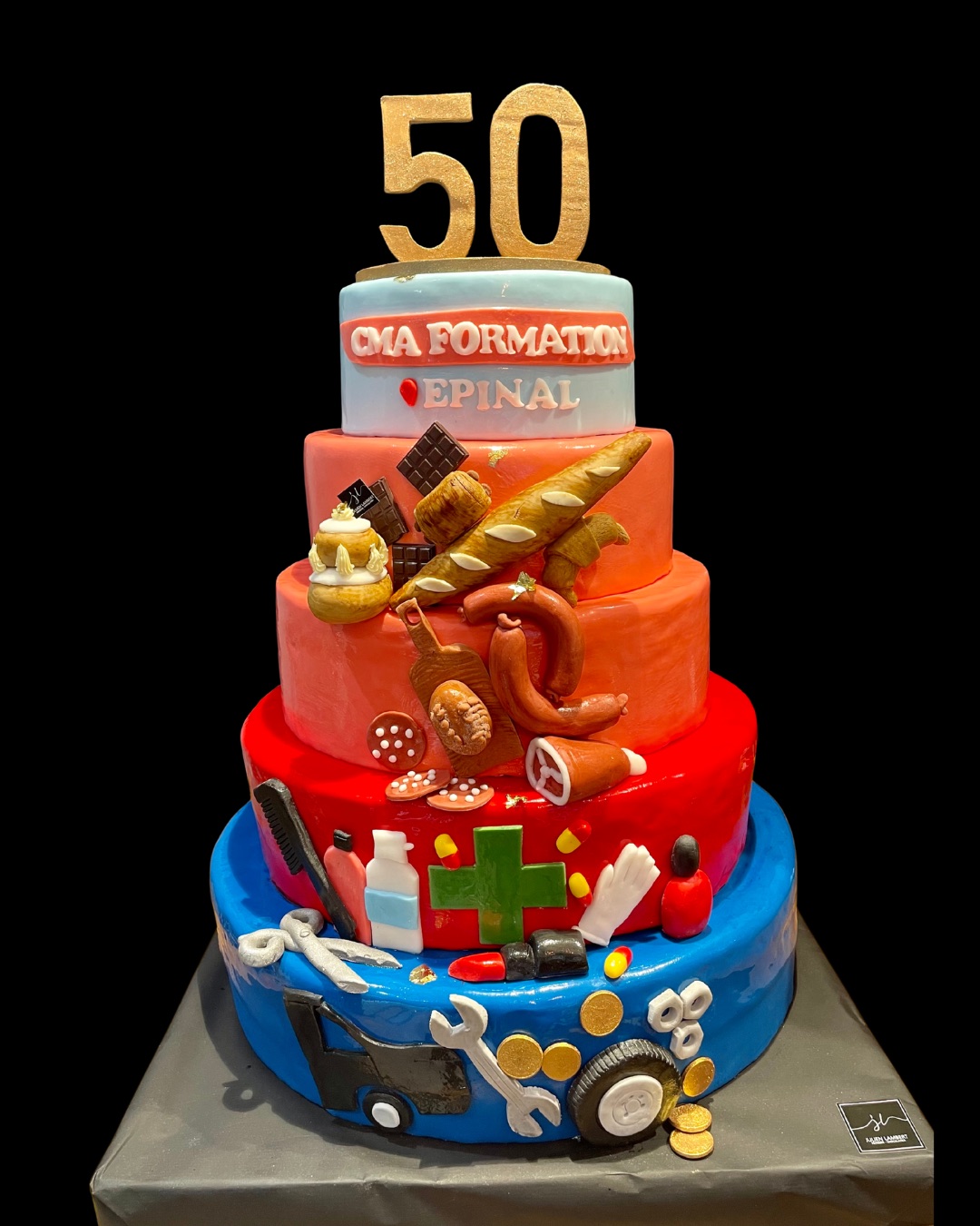Gâteau à étages célébrant plusieurs métiers