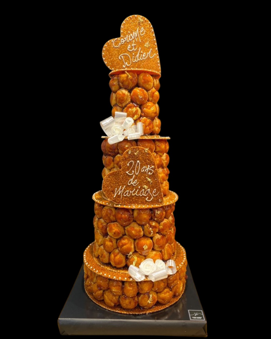 Pièce montée en choux décorée de cœurs