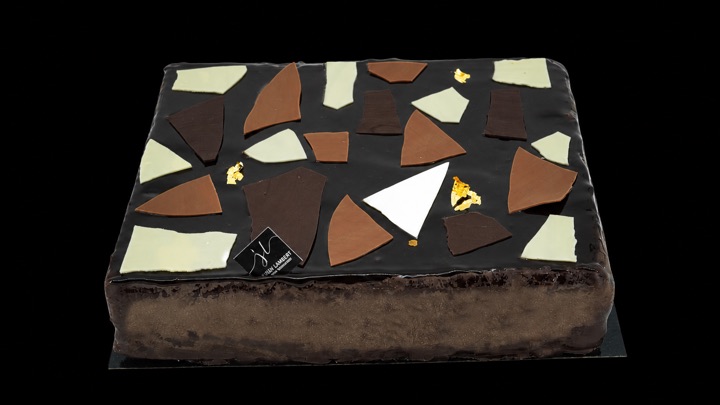 Entremets au chocolat au décor géométrique
