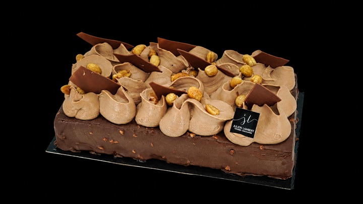 Entremets au chocolat, cacahuètes et éclats de chocolat
