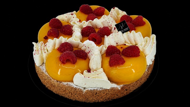 Entremets aux fruits de la passion, framboises et chantilly